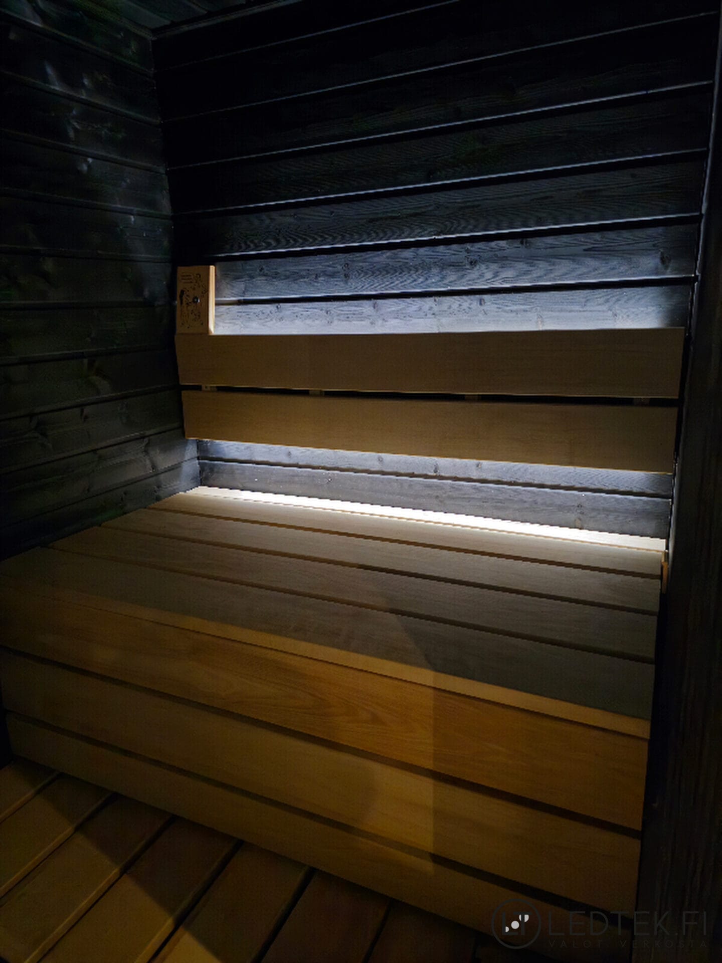 led nauha saunaan asennettuna selkänojan taakse