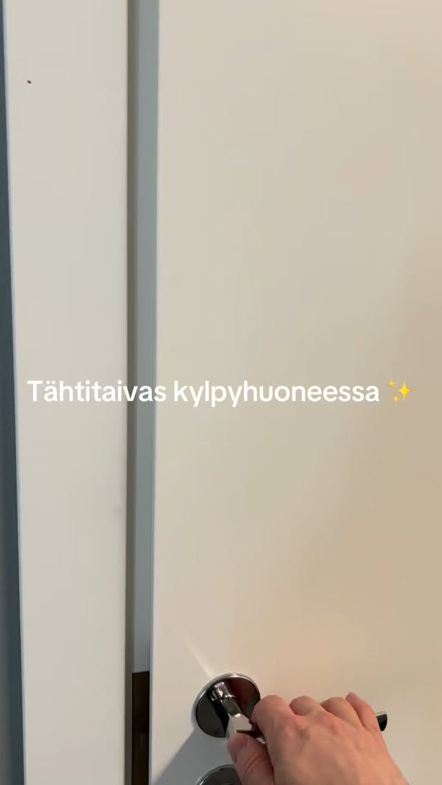 ✨ Kun yleisvalo sammuu, tunnelma herää eloon. Tässä WC-/suihkutilassa tähtitaivas luo rauhallisen ja…