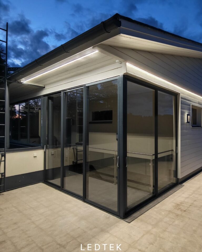 Asiakkaamme upea toteutus ✨ Yläkerran terassi on valaistu LEDTEK 4000K 12W COB LED-nauhalla. Alumiin…