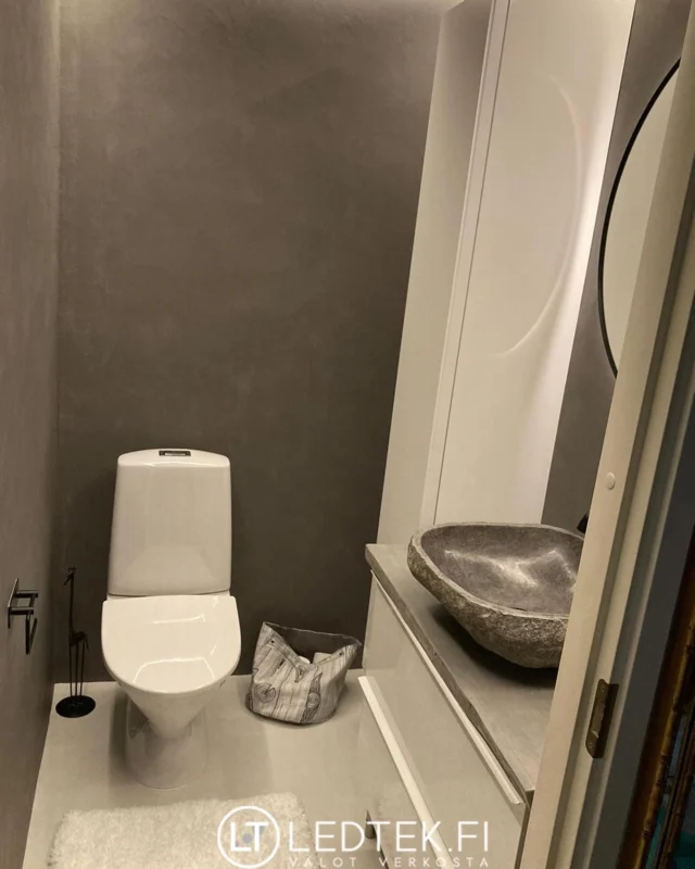 Upeasti remontoitu WC. Mikrosementtiseinät, uudet kattopaneelit, peilit ja kalusteet. Mutta entäpä valaistus? Miltä tämä tila näyttäisi ilman siinä olevaa valaistusta? Pimeältä ainakin, mutta sen lisäksi valaistuksella on suuri merkitys tilan tunnelmaan ja toimivuuteen.
.
.
Tässä tilassa on käytetty @ledtekfi COB 3000 K 12W premium LED-nauhaa ja langattomia valonsäätimiä.
.
.
Kun seuraavan kerrat näet upean kuvan sisustuksesta, niin kiinnitä huomiota miten tila on valaistu!
.
.#lednauha #ledtekfi #scandinavianinterior #scandinavianhome #homeinspiration #homestyle #valaistus #led #valot #olohuone #rakentajat2024 #sisustusinspiraatio #sisustussuunnittelu #epäsuoravalaistus #skandinavianhomes #skandinaviskahem #wc #bathroom #helsinki